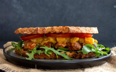 Gegrilde kip sandwich met mangochutney